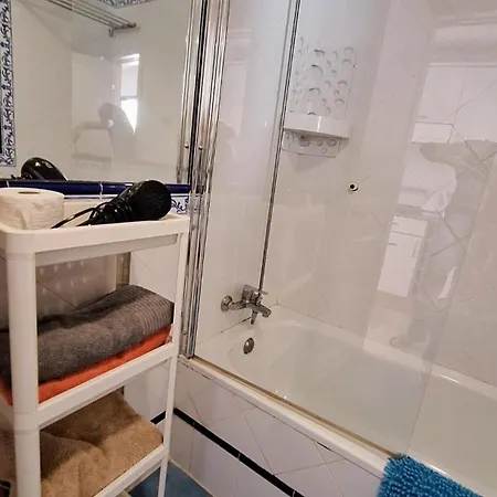 With Terrace & Palm Trees 25mb Wifi 아파트