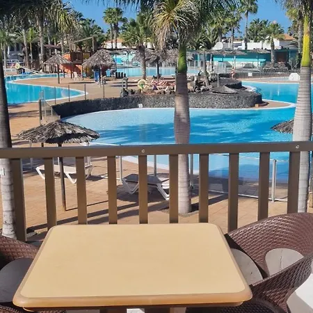 With Terrace & Palm Trees 25mb Wifi Lejlighed